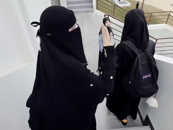 Gaya Celine Evangelista Pakai Cadar Jadi Sorotan Saat Antar Anak ke Pesantren
