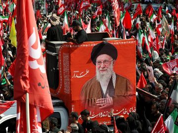 Ribuan Pelayat Padati Pemakaman Ayatollah Khamenei
