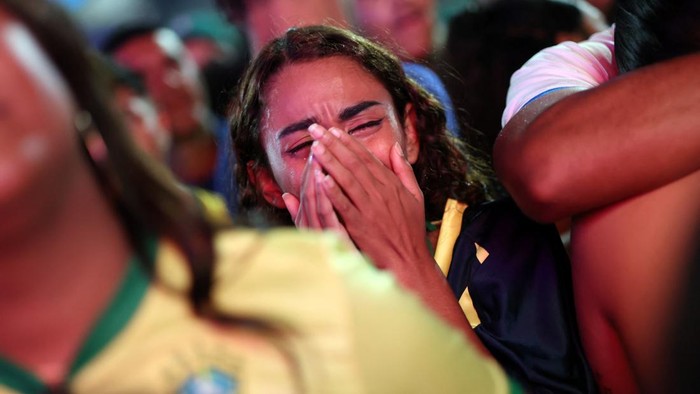 Soccer Football - FIFA World Cup 2026 - Round of 16 - Brazil v Norway - Fans gather in Rio de Janeiro - Rio de Janeiro, Brazil - July 5, 2026 Brazil fans look dejected at Alzira Brandao in Rio De Janeiro after the match following their elimination from the World Cup REUTERS/Tita Barros