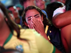 Tak hanya Neymar yang menangis usai Brasil tersingkir dari Piala Dunia 2026, ribuan suporter Selecao di Rio de Janeiro juga larut dalam kesedihan setelah tim kesayangannya kalah 1-2 dari Norwegia. REUTERS/Tita Barros