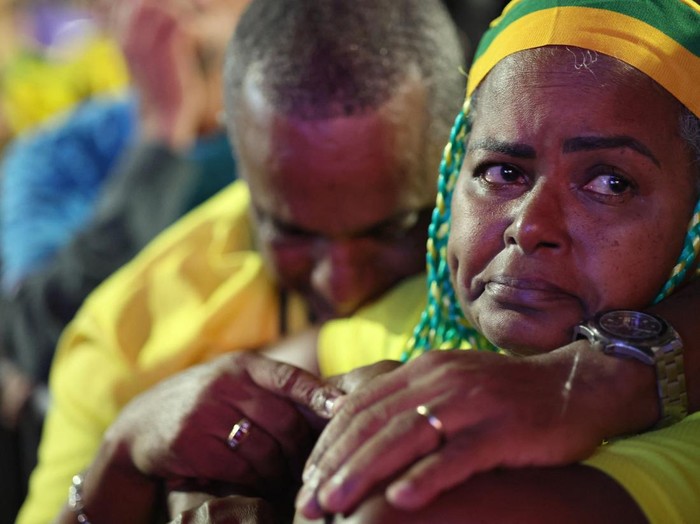 Soccer Football - FIFA World Cup 2026 - Round of 16 - Brazil v Norway - Fans gather in Rio de Janeiro - Rio de Janeiro, Brazil - July 5, 2026 Brazil fans look dejected at Alzira Brandao in Rio De Janeiro after Norway's Erling Haaland scores their second goal REUTERS/Tita Barros