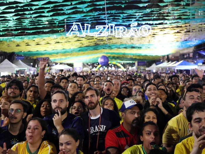 Soccer Football - FIFA World Cup 2026 - Round of 16 - Brazil v Norway - Fans gather in Rio de Janeiro - Rio de Janeiro, Brazil - July 5, 2026 Brazil fans watch on at Alzira Brandao in Rio De Janeiro during the match REUTERS/Tita Barros
