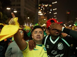 Setelah peluit panjang berbunyi, suasana duka semakin terasa. Sejumlah suporter terlihat terdiam, sementara yang lain menangis menyaksikan Brasil tersingkir dari turnamen. REUTERS/Tuane Fernandes