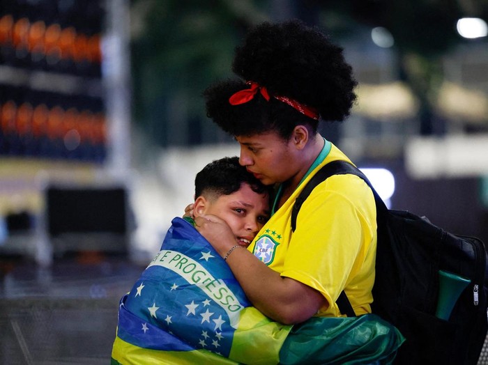 Soccer Football - FIFA World Cup 2026 - Round of 16 - Brazil v Norway - Fans gather in Sao Paulo - Sao Paulo, Brazil - July 5, 2026 Brazil fans look dejected after the match in Sao Paulo as Brazil are eliminated from the World Cup REUTERS/Tuane Fernandes     TPX IMAGES OF THE DAY