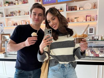 Pertemanan Cinta Laura dan Michael Johnston Bintang Obsession