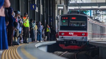 KRL Green Line Terlambat Imbas Kebakaran di Sekitar Stasiun Tenjo-Tigaraksa