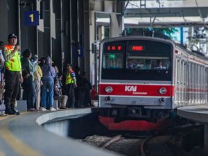 Pasutri Ribut gara-gara Pelakor di KRL Diturunkan di Stasiun Bekasi Timur