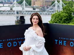 Hamil Anak ke-3, Anne Hathaway Tampil Boho-Chic di Pemotretan The Odyssey