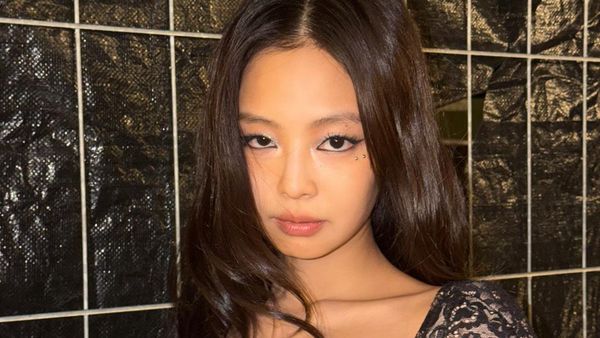 Gaya Jennie BLACKPINK Pakai Crop Top Renda ala Lingerie, Tampil di Denmark