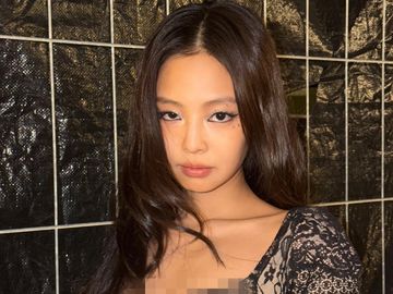 Gaya Jennie BLACKPINK Pakai Crop Top Renda ala Lingerie, Tampil di Denmark