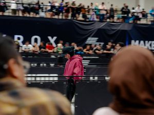 Inspirasi Gaya Hijab untuk Hyrox ala Sivia Azizah, Pakai Cropped Hoodie
