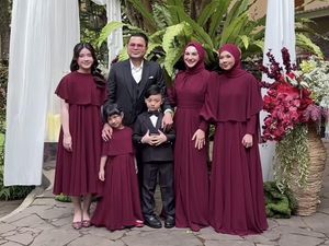 Gaya Simpel Irish Bella di Pernikahan Adik, Bergaun Marun