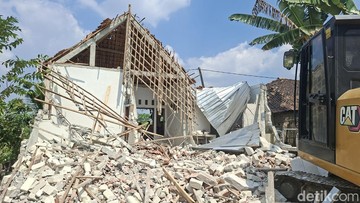 TKW Bojonegoro Robohkan Rumah Hasil Kerja di Hong Kong gegara Suami Selingkuh