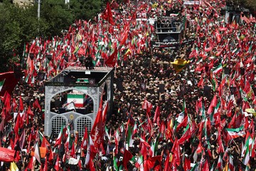 Peti Jenazah Ali Khamenei Diarak Keliling Teheran