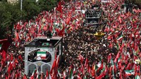 Peti Jenazah Ali Khamenei Diarak Keliling Teheran