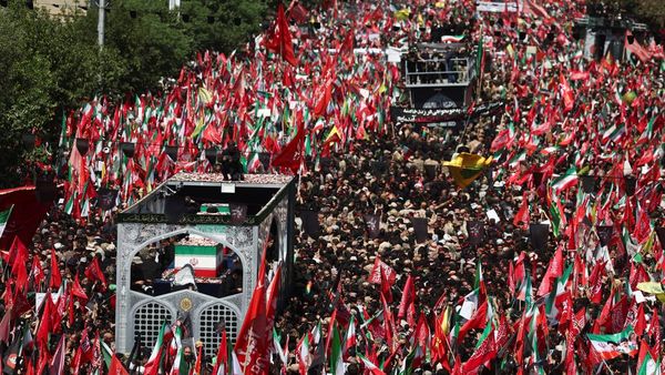 Peti Jenazah Ali Khamenei Diarak Keliling Teheran