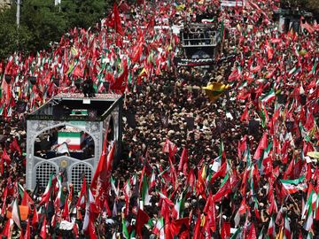 Peti Jenazah Ali Khamenei Diarak Keliling Teheran