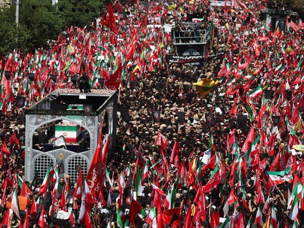 Peti Jenazah Ali Khamenei Diarak Keliling Teheran