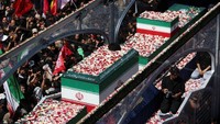 'Air Mata Palsu', Tudingan Trump ke Pelayat yang Banjiri Pemakaman Khamenei