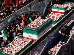Air Mata Palsu, Tudingan Trump ke Pelayat yang Banjiri Pemakaman Khamenei