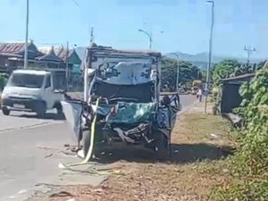 Horor Pikap Dikemudikan Remaja 14 Tahun Tabrak Truk Parkir di Barru