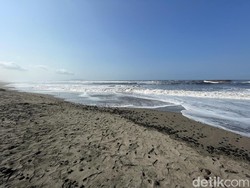 Jaring Nelayan Rusak, Cemaran Batu Bara Meluas di Pantai Pangandaran