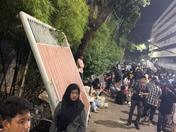 Kericuhan Konser Denny Caknan di Surabaya, Pagar Dijebol-2 Petugas Luka