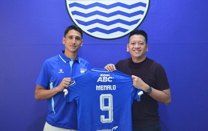 Luka Menalo (kiri) akan memakai nomor punggung 9 di Persib.