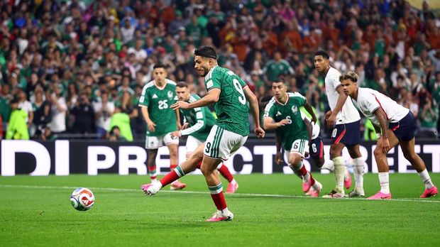 Raul Jimenez membuat skor 2-3 untuk Meksiko melalui tendangan penalti.