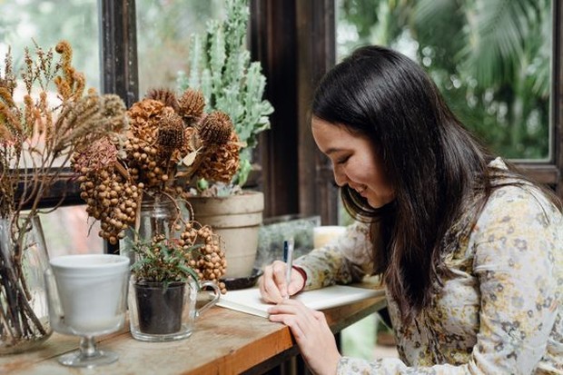 Menulis Tangan/Foto: pexels.com/Ketut Subiyanto Menulis tangan mulai digemari kembali oleh banyak orang. Hal itu karena beberapa orang merasa lebih personal dengan aktivitas menulis dan jenuh dengan aktivitas digital.