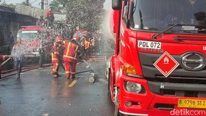 Jalan Cianjur-Sukabumi Ditutup Sementara Usai Truk BBM Terbakar