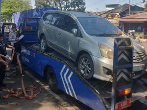 Dishub Angkut Mobil Misterius yang Parkir Berbulan-bulan di Bandung