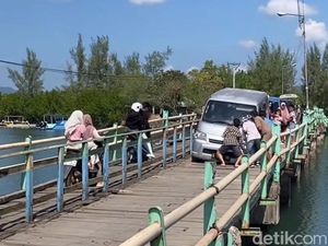 Mobil Wisatawan Terperosok di Jembatan Cemare Lombok, Warga Desak Perbaikan