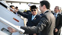 Momen Hangat Prabowo Antar Langsung Keberangkatan PM Singapura