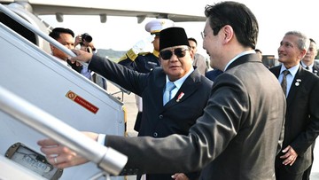 Momen Hangat Prabowo Antar Langsung Keberangkatan PM Singapura