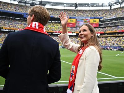 Foto Calon Ratu Norwegia Nonton Piala Dunia, Peluk Haaland Saat Telanjang Dada