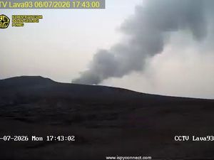 Anak Krakatau Erupsi Lagi, Abu Vulkanik Membumbung 150 Meter