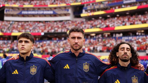 Pau Cubarsi INGLEWOOD, CALIFORNIA - JULY 02: (L-R) Pau Cubarsi #22, Aymeric Laporte #14 and Marc Cucurella #24 of Spain line up for the national anthem before the FIFA World Cup 2026 Round of 32 match between Spain and Austria at Los Angeles Stadium on July 02, 2026 in Inglewood, California. (Photo by Alex Pantling - FIFA/FIFA via Getty Images)