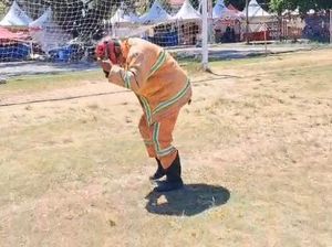 Petugas Damkar Parepare Disengat Tawon di Lapangan Andi Makkasau