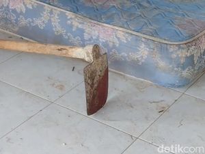 Penampakan Cangkul Berlumuran Darah dari Kos Pria Tewas di Makassar