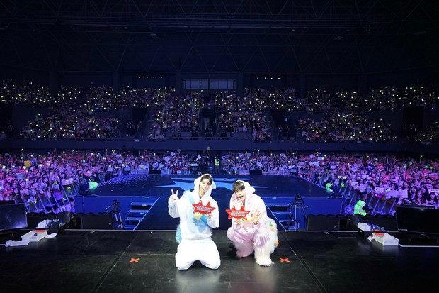 Potret NCT JNJM dalam fanmeeting 'Duality' di Jakarta/ Foto: instagram.com/nct Potret NCT JNJM mengabadikan momen bersama penggemar dalam fanmeeting 'Duality' di Jakarta.
