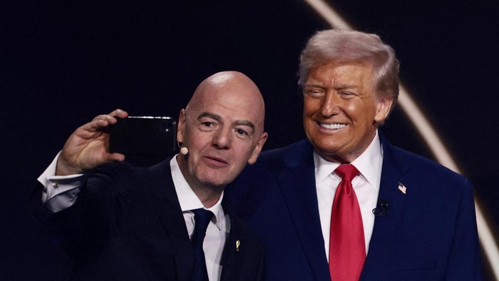 FILE PHOTO: Soccer Football - FIFA World Cup 2026 - FIFA World Cup 2026 Draw - John F. Kennedy Center for the Performing Arts, Washington, D.C., U.S. - December 5, 2025 FIFA President Gianni Infantino and U.S. President Donald Trump pose for a selfie during the FIFA World Cup 2026 Draw REUTERS/Evelyn Hockstein/File Photo