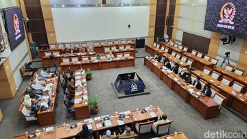 Anggota DPR Peringatkan KBIHU Jabar Sebut Jemaah Haji Lansia Bikin Repot