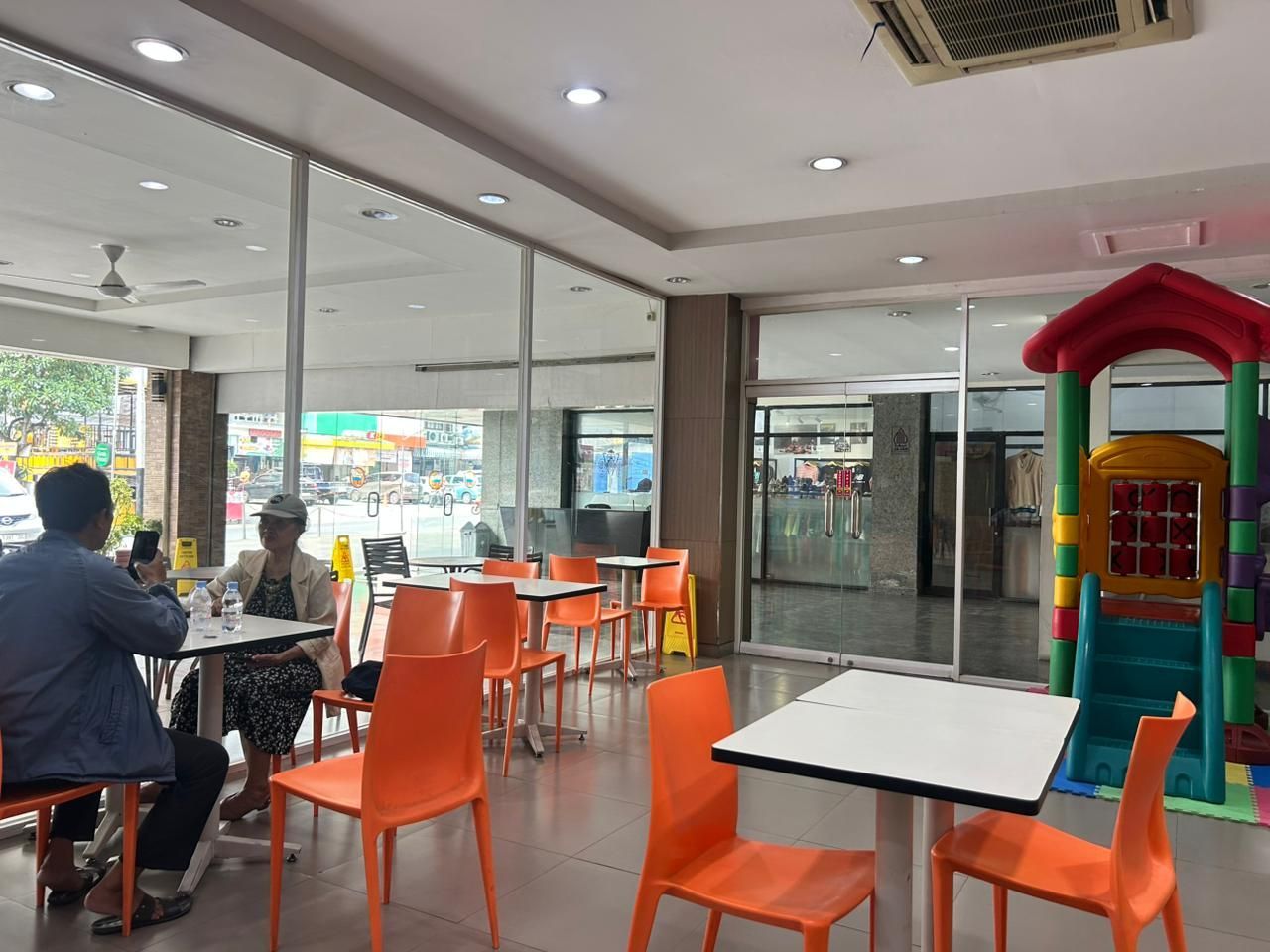 Restoran sigap saji di area Jakarta Selatan pada Kamis (2/7/2026). (Dok Ist)