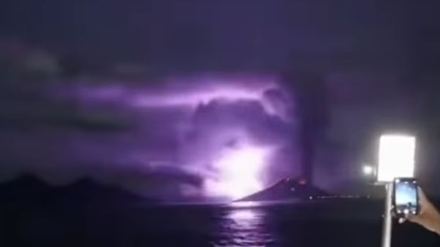 Sebuah video beredar di media sosial Gunung Anak Krakatau Status Level 3 (Siaga) dengan penampakan gunung nan meletus dengan luar biasa nan merupakan hoaks. (Tangkapan Layar Video Sosial Media)