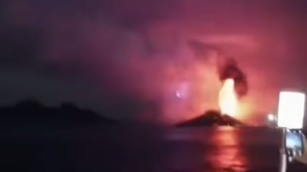 Sebuah video beredar di media sosial Gunung Anak Krakatau Status Level 3 (Siaga) dengan penampakan gunung nan meletus dengan luar biasa nan merupakan hoaks. (Tangkapan Layar Video Sosial Media)