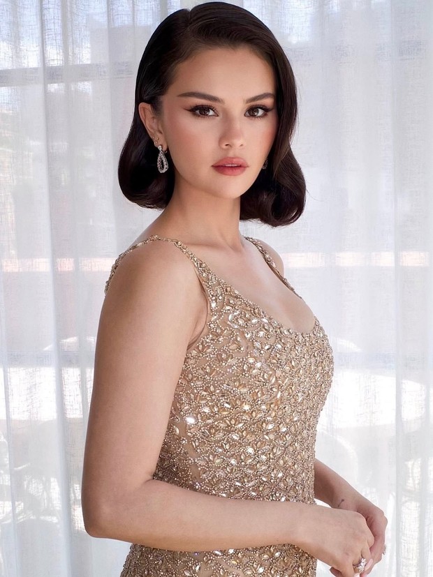 Makeup glowing Selena Gomez