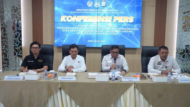 Sindikat Love Scamming Digerebek di Medan, 7 WNA dan 31 WNI Ditangkap Kantor Imigrasi Kelas I Khusus TPI Medan bersama Polda Sumut mengungkap jaringan penipuan daring lintas negara dengan modus love scamming yang beroperasi di Kota Medan.