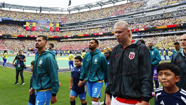 Soccer Football - FIFA World Cup 2026 - Round of 16 - Brazil v Norway - New York New Jersey Stadium, East Rutherford, New Jersey, U.S. - July 5, 2026 Brazil's Bruno Guimaraes and Norway's Erling Haaland walk out before the match REUTERS/Jeenah Moon