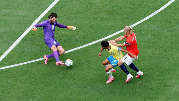 Soccer Football - FIFA World Cup 2026 - Round of 16 - Brazil v Norway - New York New Jersey Stadium, East Rutherford, New Jersey, U.S. - July 5, 2026 Brazil's Alisson Becker and Marquinhos in action with Norway's Erling Haaland REUTERS/John Sibley